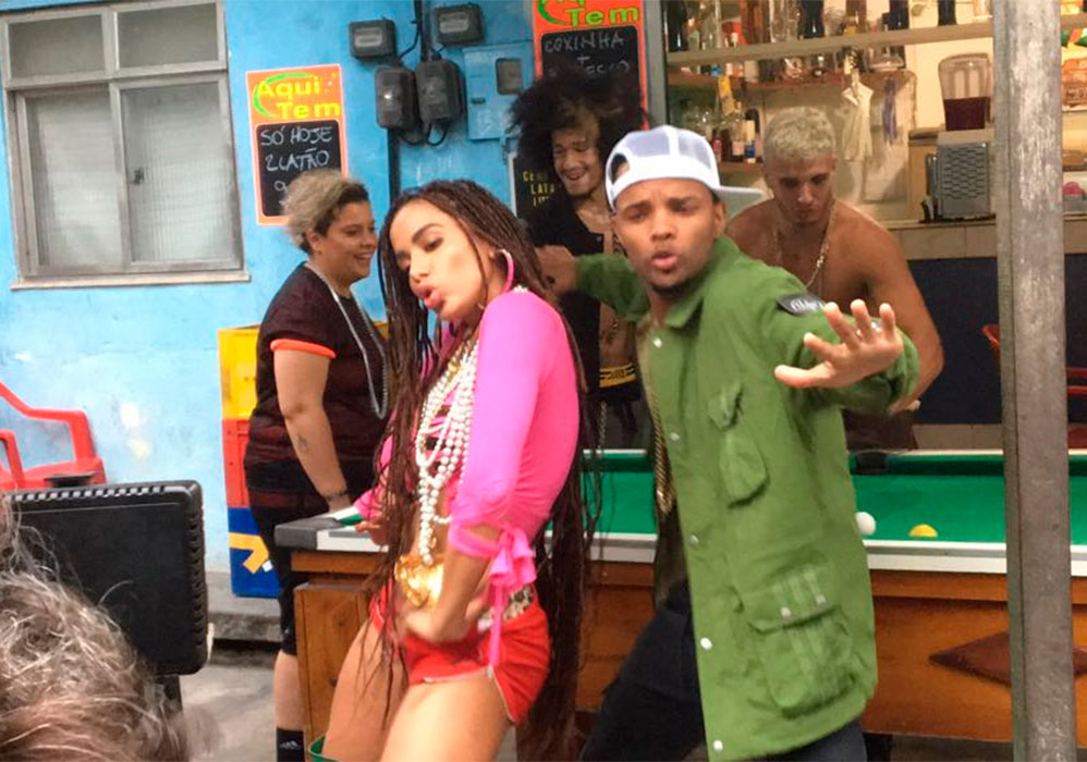 Anitta e MC Zaac gravando o clipe Vai Malandra