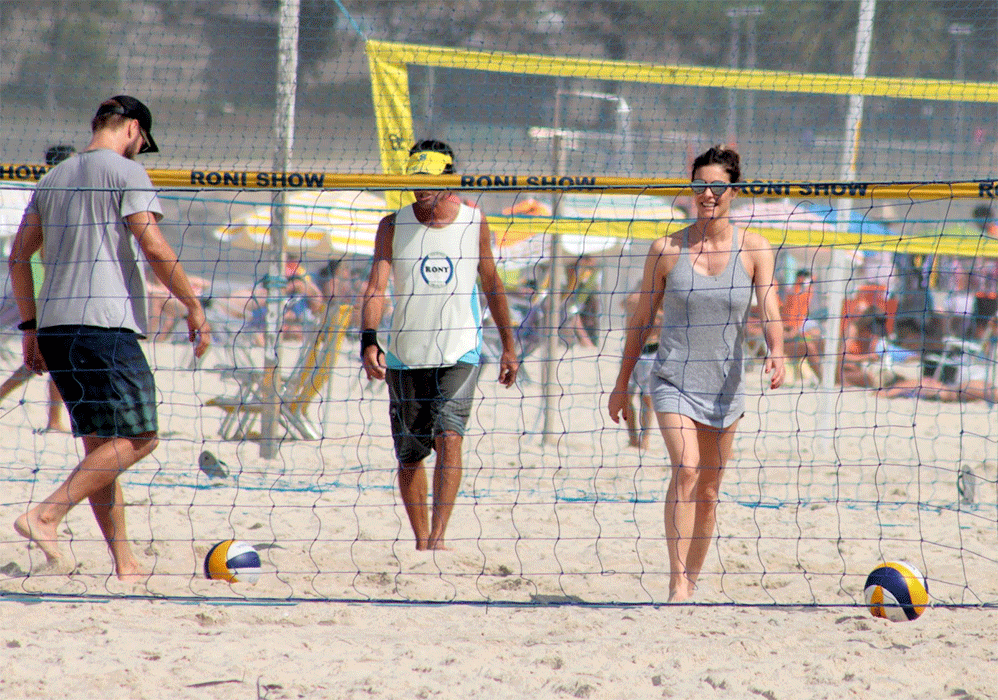 Rodrigo Hilbert e Fernanda Lima foram jogar vôlei na praia de Ipanema, no Rio de Janeiro