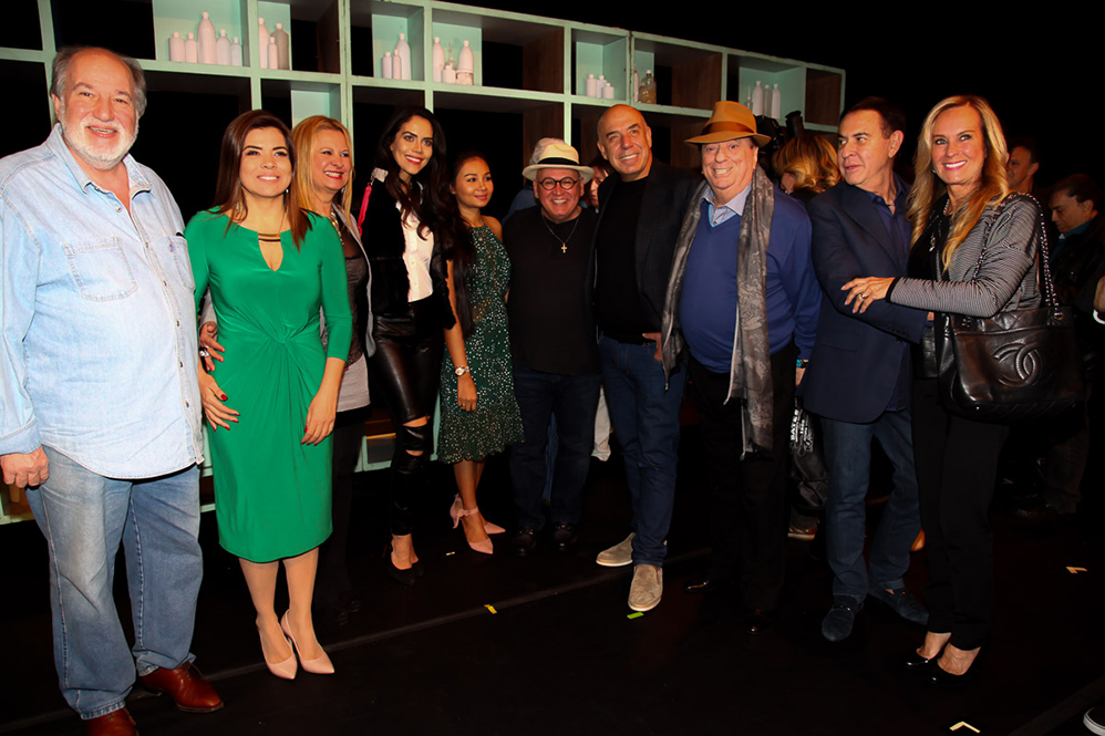 Gente famosa lota teatro para ver Fulvio Stefanini