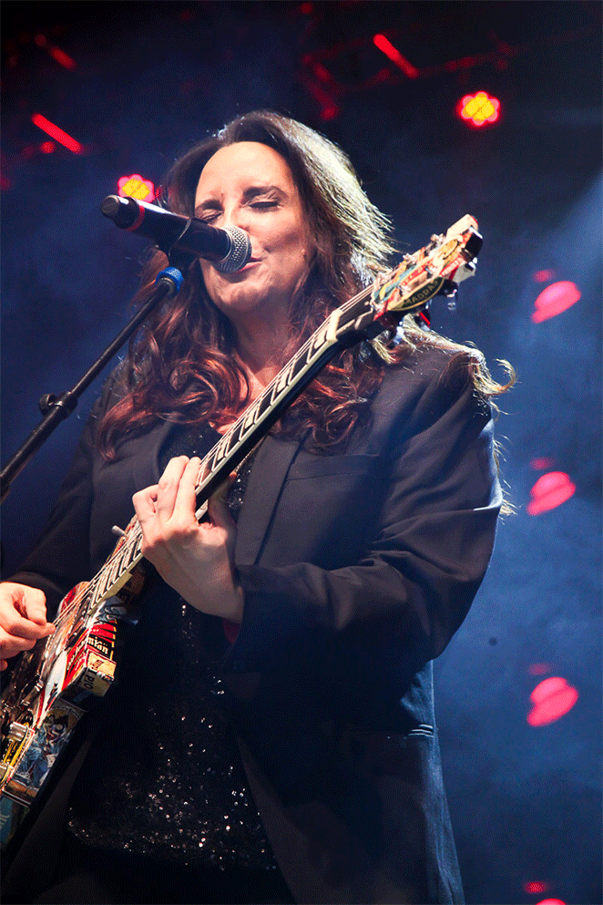 Ana Carolina faz show e tem Letícia Lima na primeira fila