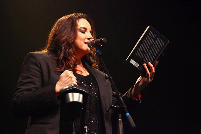 Ana Carolina faz show e tem Letícia Lima na primeira fila