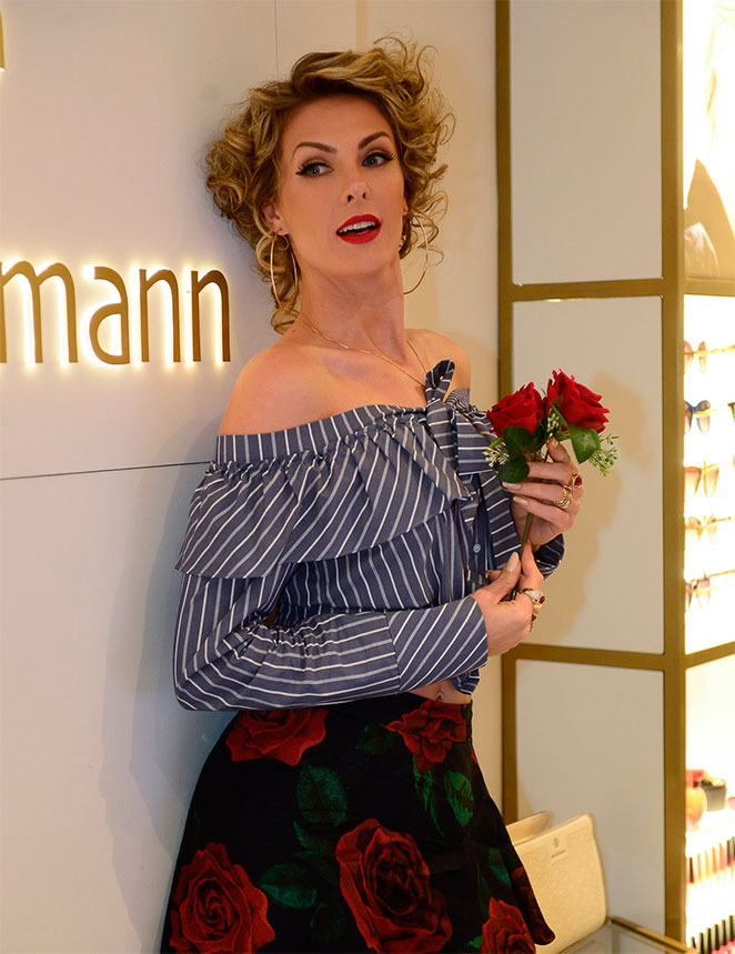 Ana Hickmann é puro charme em inauguração de loja