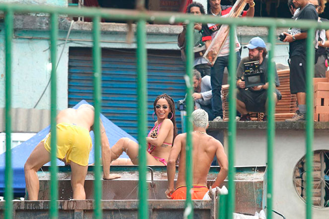 Anitta investe em biquíni de 'fita isolante' para novo clipe