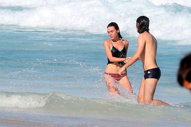 Carla Salle ganha 'mão boba' de Gabriel Leone em praia