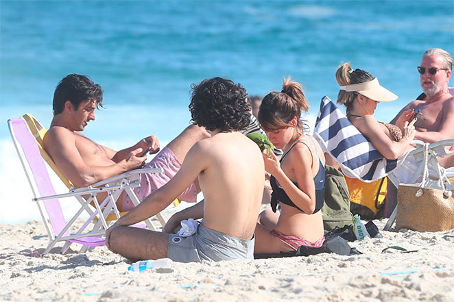 Carla Salle ganha 'mão boba' de Gabriel Leone em praia