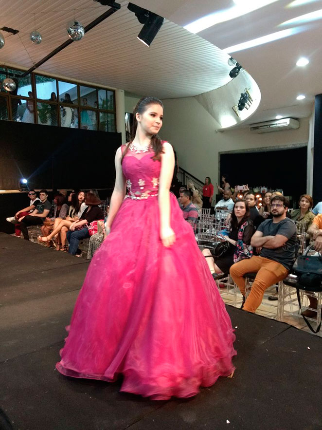Com elegante vestido, Milena Melo participa de evento no Rio
