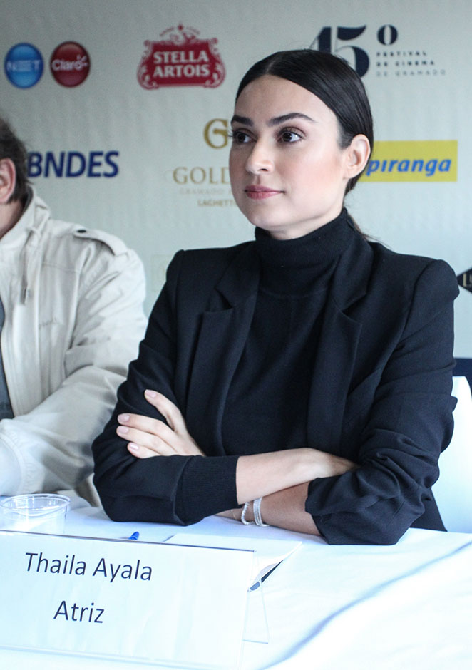 Com look todo preto, Thaila Ayala é pura elegância em debate 