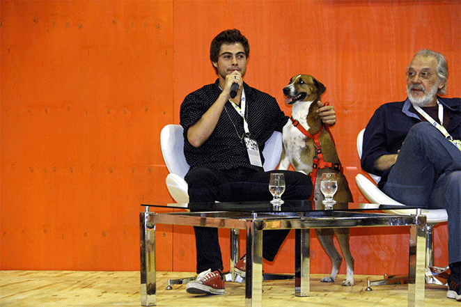 Com mascote, Rafael Vitti participa de bate-papo na Bienal 