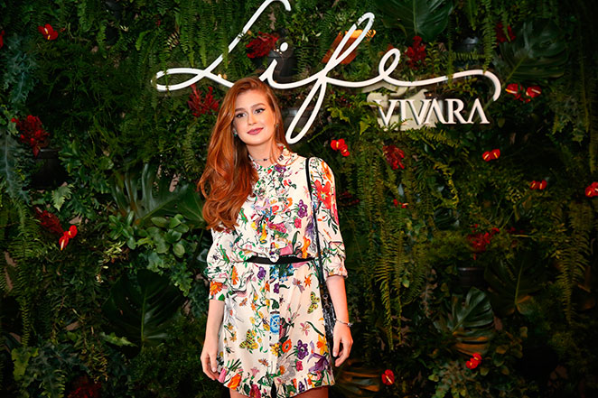 De vestido florido, Marina Ruy Barbosa participa de evento