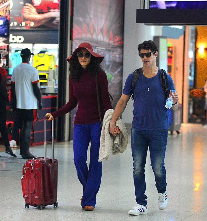 Débora Nascimento e José Loreto embarcam em aeroporto