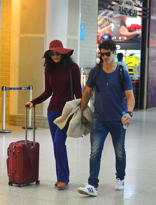 Débora Nascimento e José Loreto embarcam em aeroporto