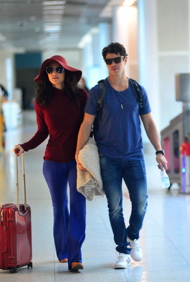 Débora Nascimento e José Loreto embarcam em aeroporto