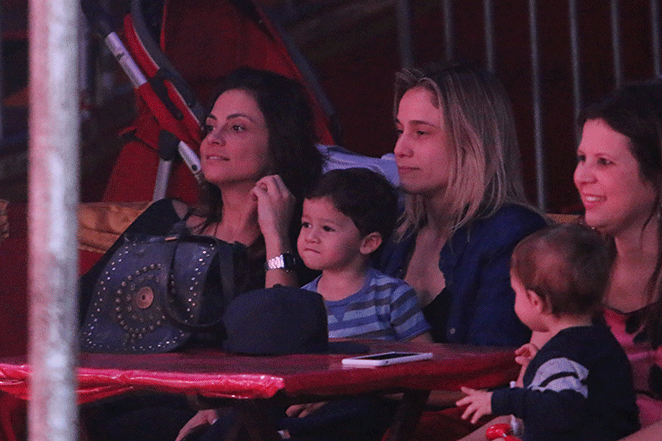 Fernanda Gentil leva filho para ver espetáculo infantil
