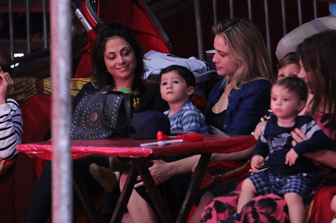Fernanda Gentil leva filho para ver espetáculo infantil