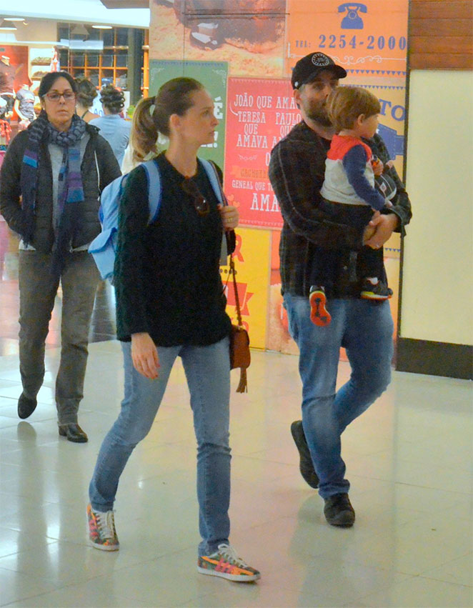 Fernanda Rodrigues passeia no shopping em família