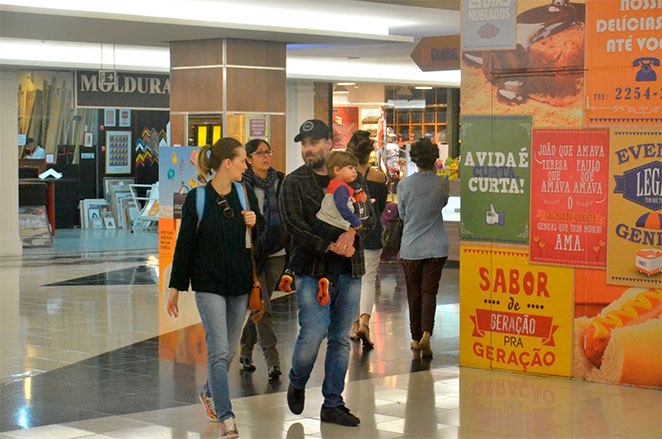 Fernanda Rodrigues passeia no shopping em família