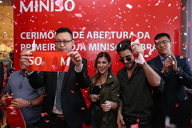 Fiuk e Nah Cardoso causam tumulto em inauguração de loja