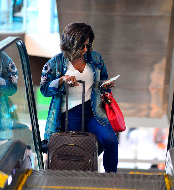 Gloria Maria aposta em look jeans em aeroporto