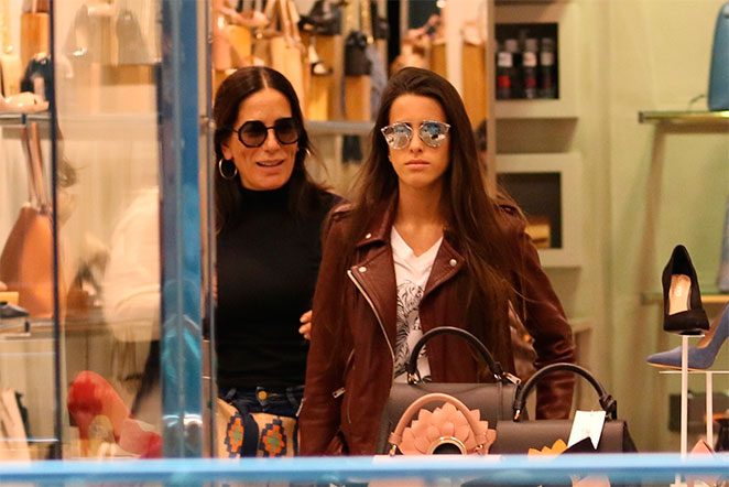 Gloria Pires vai às compras com Ana