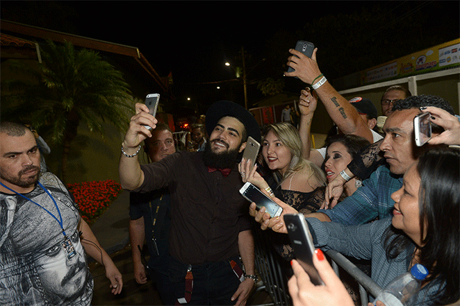 Henrique, dupla de Juliano faz selfies com fãs em Barretos
