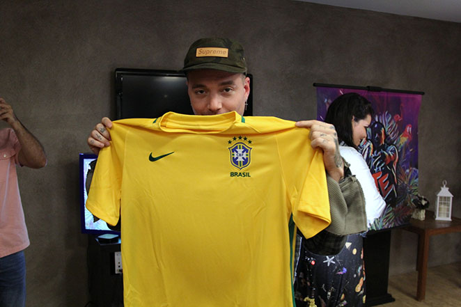 J Balvin promove seu hit, Mi Gente, no Brasil