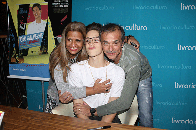 João Guilherme recebe abraços apertados dos fãs em livraria