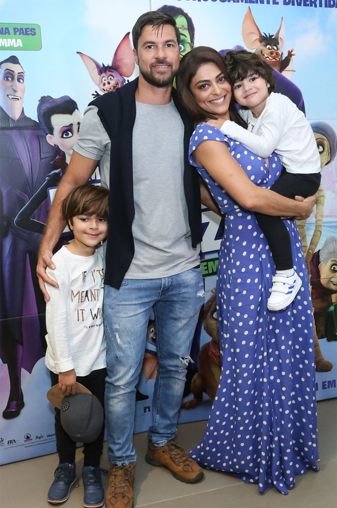 Juliana Paes com o marido Carlos Eduardo Baptista e seus filhos Antonio e Pedro 