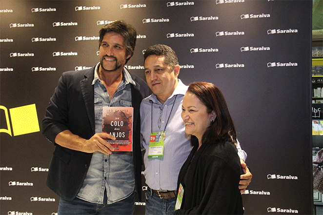 Léo Chaves autografa livro na Bienal do Rio de Janeiro