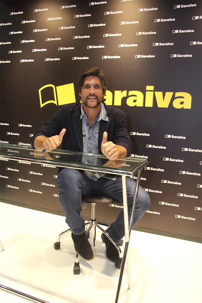 Léo Chaves autografa livro na Bienal do Rio de Janeiro