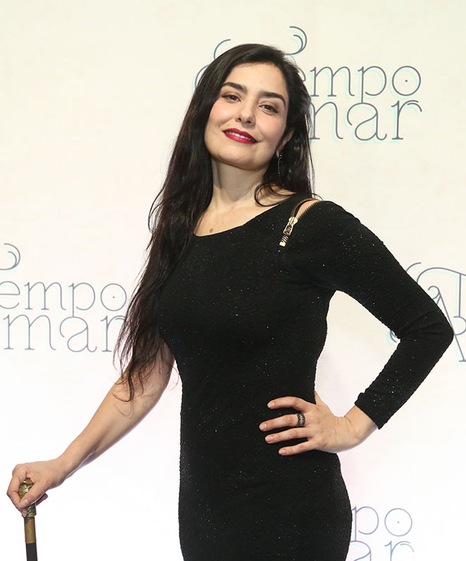 Letícia Sabatella usa bengala em lançamento de novela