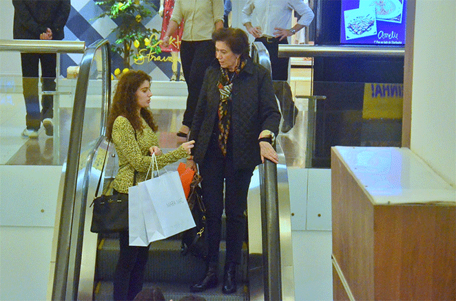 Lilia Cabral passeia com a filha em shopping do RJ