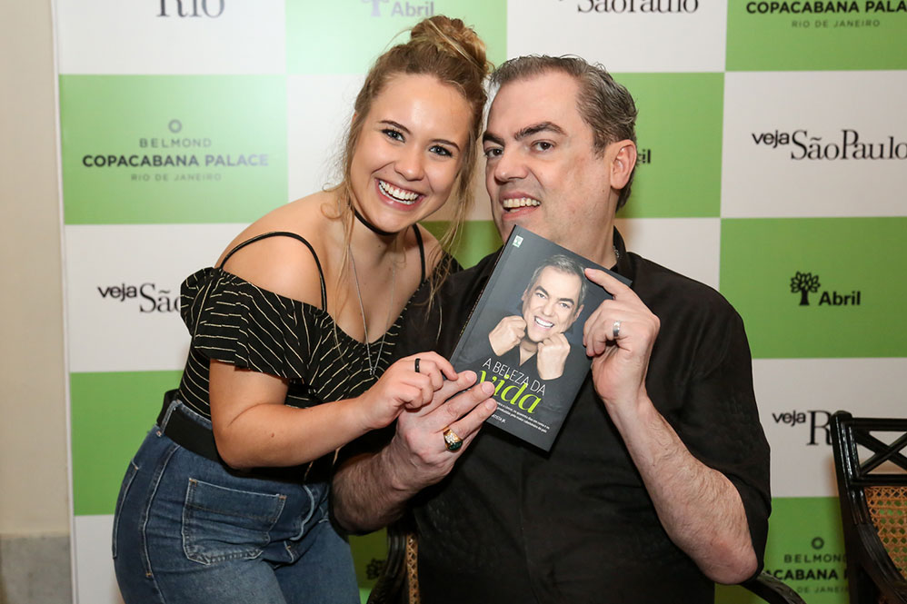Juliana Paes e mais famosos prestigiam noite de autógrafos no Rio