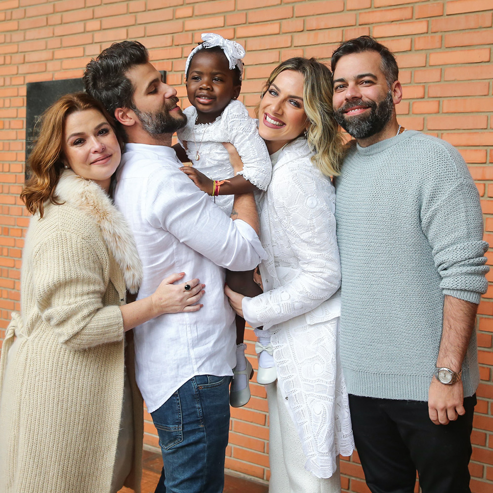 Na presença de familiares e amigos, Bruno Gagliasso e Giovanna Ewbank batizam Titi