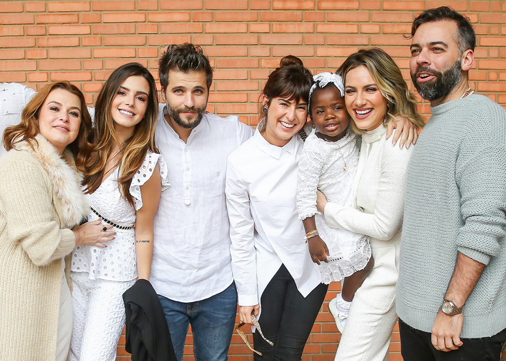 Na presença de familiares e amigos, Bruno Gagliasso e Giovanna Ewbank batizam Titi