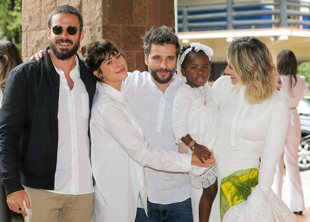 Na presença de familiares e amigos, Bruno Gagliasso e Giovanna Ewbank batizam Titi