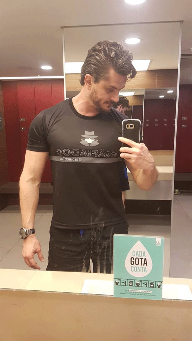 Marcos Harter faz selfie e mostra corpo musculoso