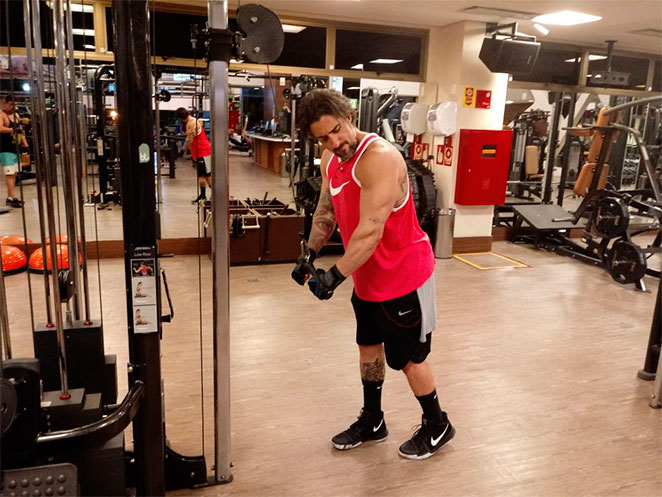 Marcos Mion mostra músculos durante treino em Brasília