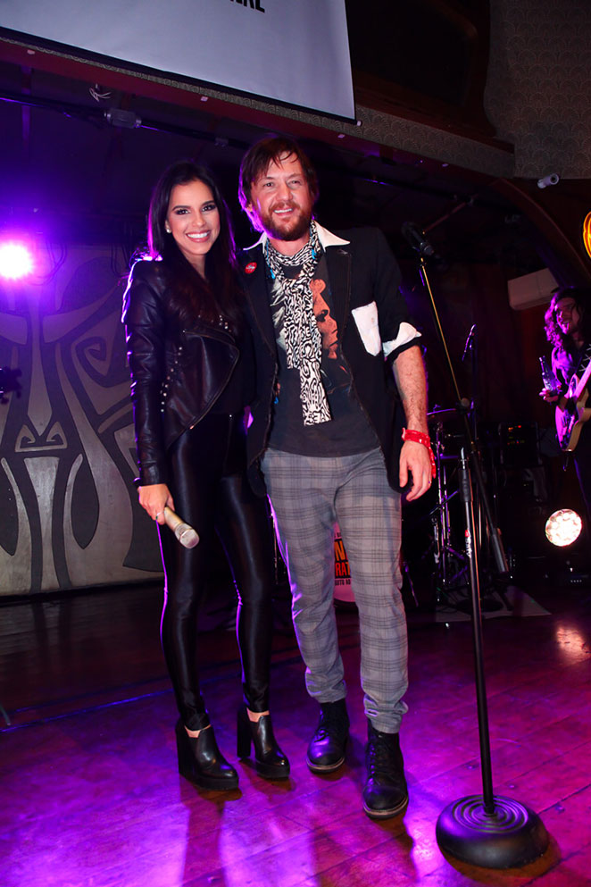 Mariana Rios usa look bem justo em show de André Frateschi