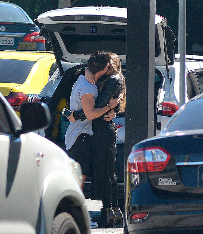 Mayra Cardi e Arthur Aguiar se beijam em aeroporto