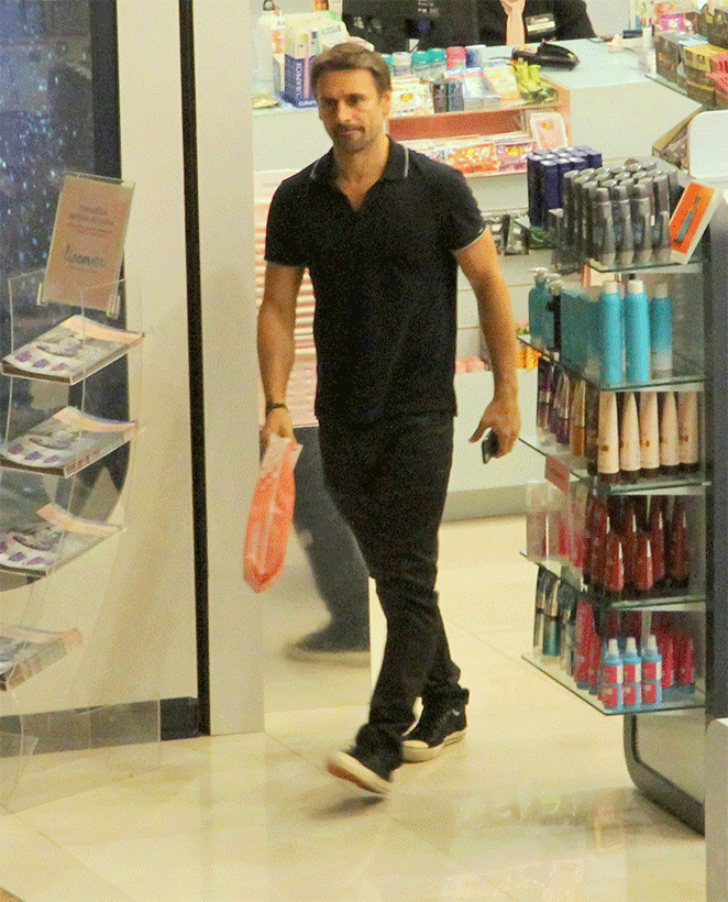 Murilo Rosa faz compras em farmácia no Village Mall