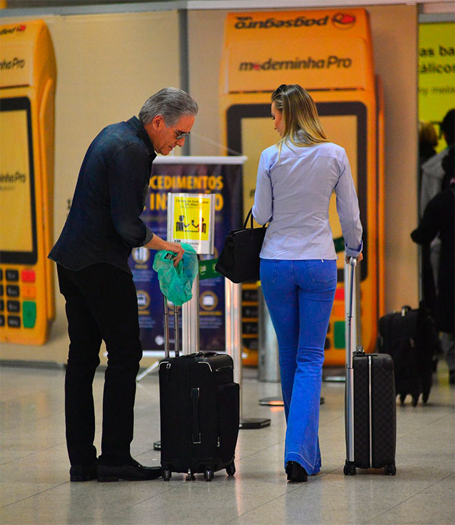 Roberto Justus e Ana Paula Siebert são clicados em aeroporto