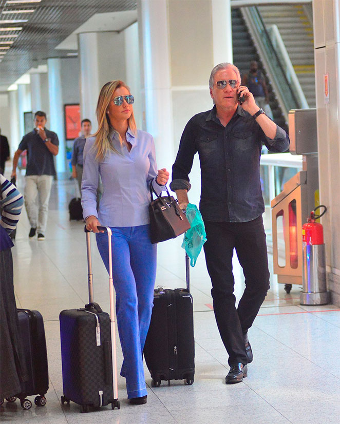 Roberto Justus e Ana Paula Siebert são clicados em aeroporto