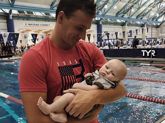 Ryan Lotche se tornou papai em junho. O nadador e sua noiva, Kayla Era Reid, anunciaram o nascimento do primeiro filho, Caiden Zane Lotche. Não consigo parar de chorar de tanta alegria. Um sonho se tornou realidade, escreveu ele no Instagram