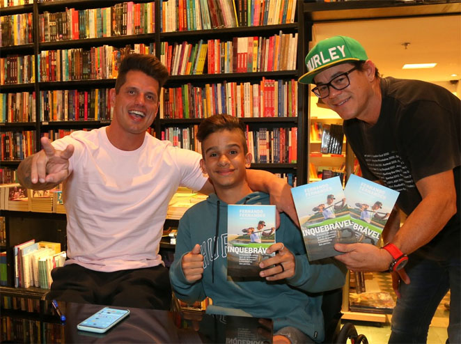 Fernando Fernandes faz noite de autógrafos de seu livro