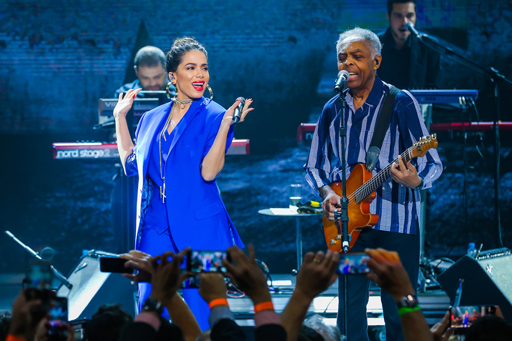 Anitta canta com Gilberto Gil em festa automotiva