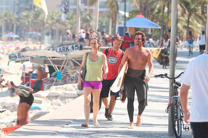 Solteiro, Felipe Dylon pega onda na Praia do Arpoador