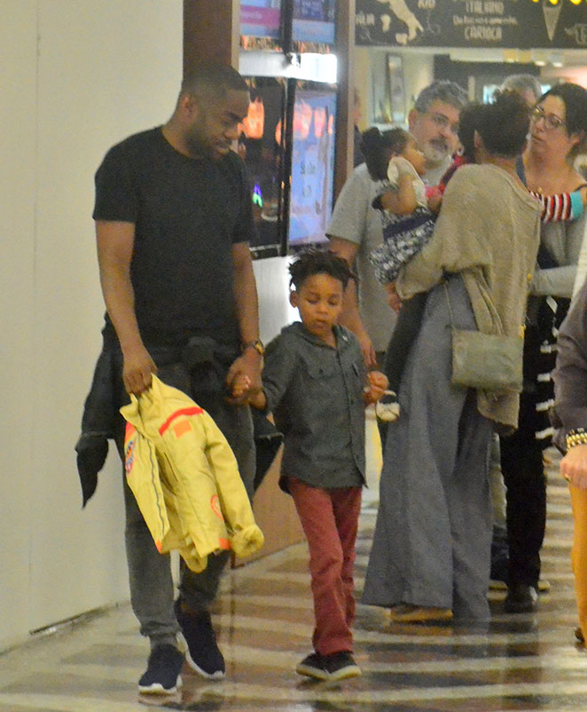 Taís Araujo e Lázaro Ramos vão ao shopping com os filhos