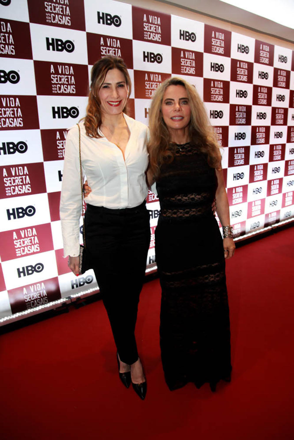 Bruna Lombardi recebe amigos para pré-estreia de série