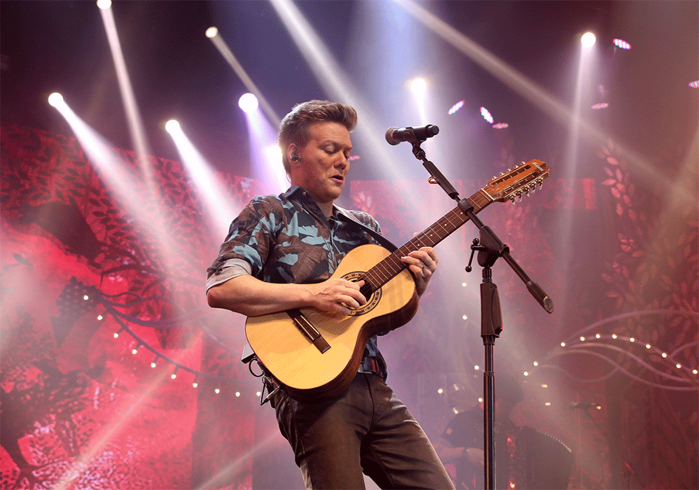 Michel Teló estreia turnê em SP