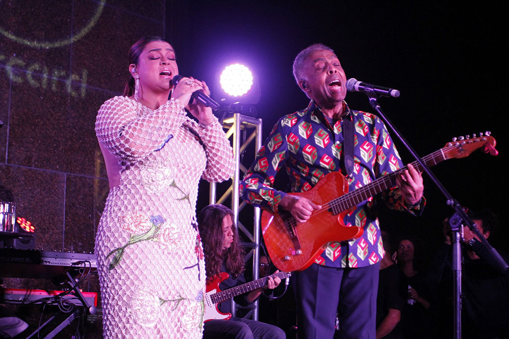 Preta e Gilberto Gil cantam aos pés do Cristo Redentor